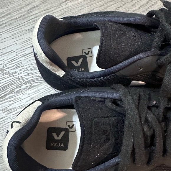Veja Black running shoes - Picture 3 of 6